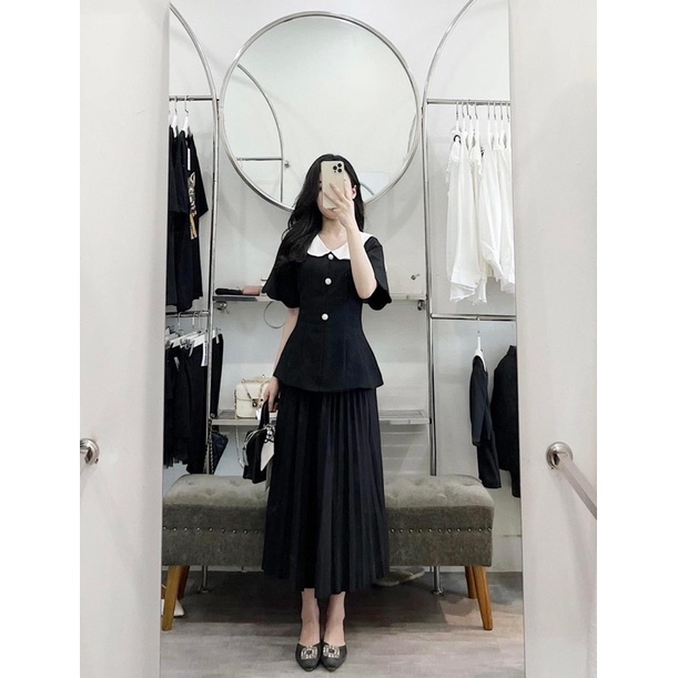 Áo sơ mi đen cúc ngọc cổ sen trắng