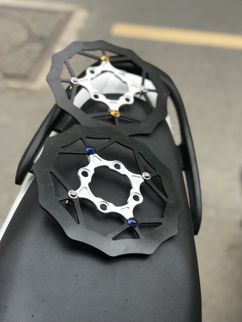 Dĩa thắng RR racing