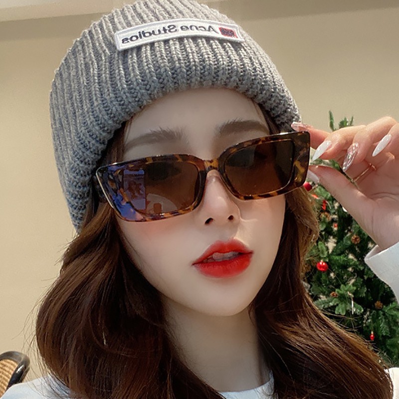 Kính mát kiểu dáng thời trang cho nữ