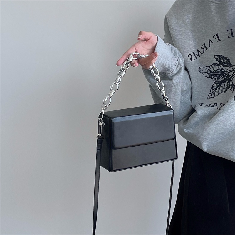 Túi Xách Đeo Vai Kiểu Vuông Nhỏ Phối Dây Xích Thời Trang Cao Cấp