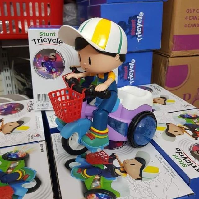 Bé lái xe xoay 360 độ