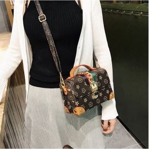 [ Rẻ Vô Địch] Túi xách nữ khoá xích thời trang cao cấp giá tốt | BigBuy360 - bigbuy360.vn