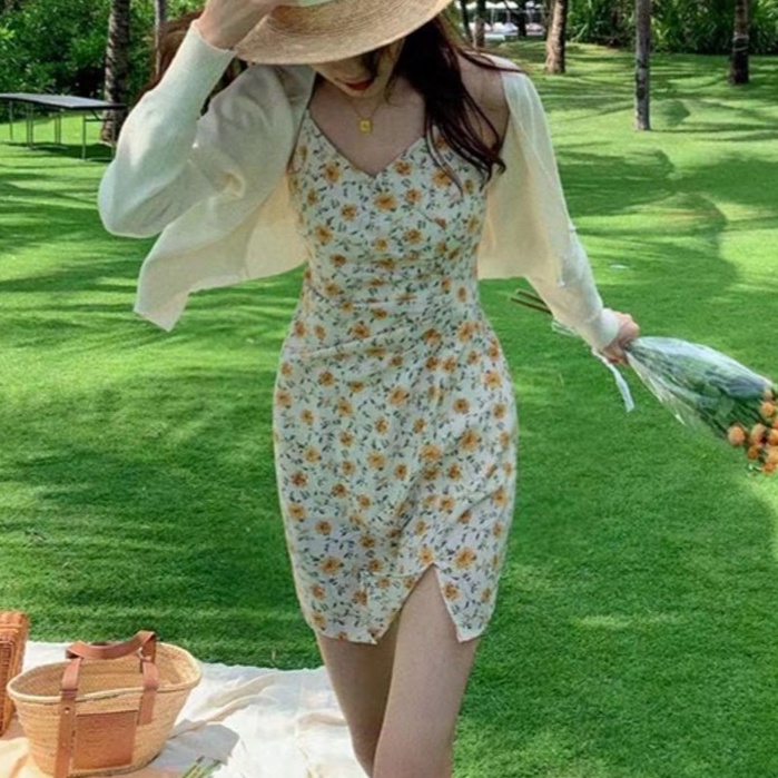 Đầm Ngắn Hai Dây Cổ Chữ V Xẻ Tà In Họa Tiết Hoa Vàng Phong Cách Pháp Thanh Lịch Cho Nữ
