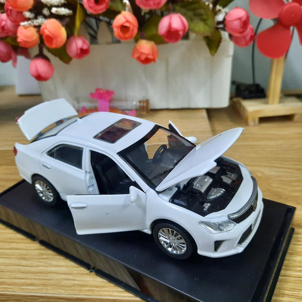 Mô hình xe ô tô Camry đồ chơi trẻ em tỉ lệ 1:32 bằng sắt có đèn và âm thanh xe mở được các cửa