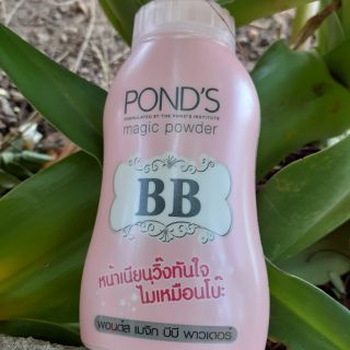 Phấn phủ bột Ponds magic powder che khuyết điểm và kiềm dầu và chống hăm cho trẻ nhỏ rất tốt.