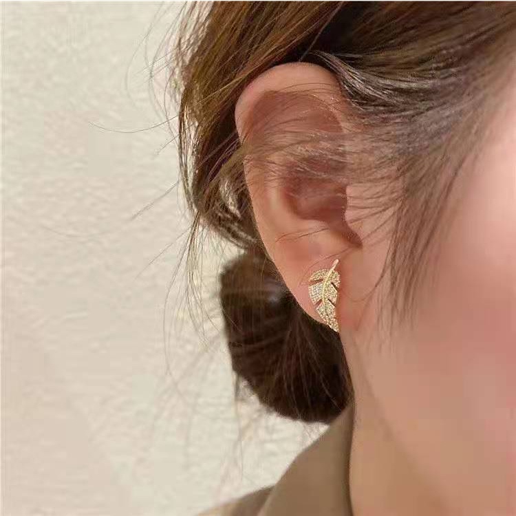 Khuyên tai ETRENDY dạng xỏ thiết kế chiếc lá phía trước quả bóng phía sau mạ vàng đính đá nhân tạo thời trang cho nữ