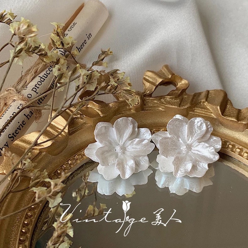 Khuyên tai hình bông hoa màu trắng xinh xắn cho nữ