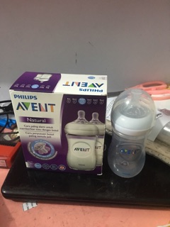 Bình sữa Avent Natural 260ml (Núm số 2. 1 tháng +)