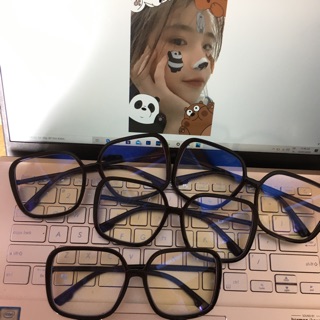 Kính mắt vuông to gọng đen