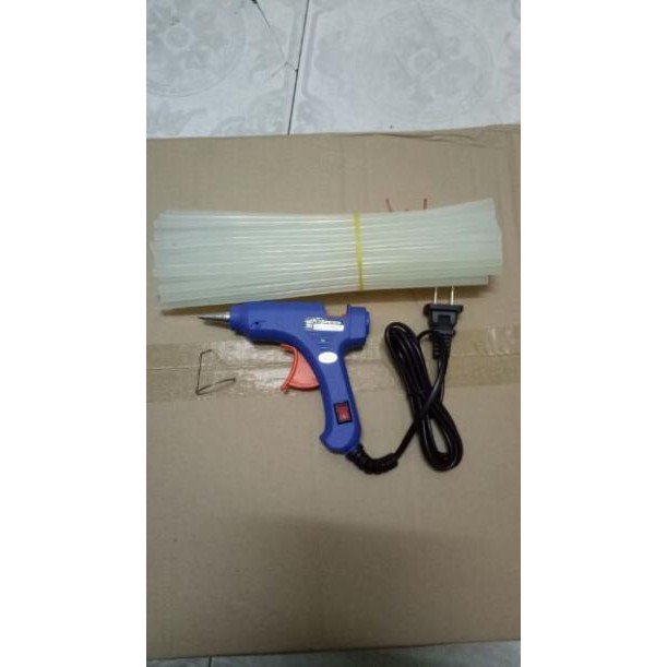 Súng bắn keo nến nhỏ và 10 cây keo nến.
