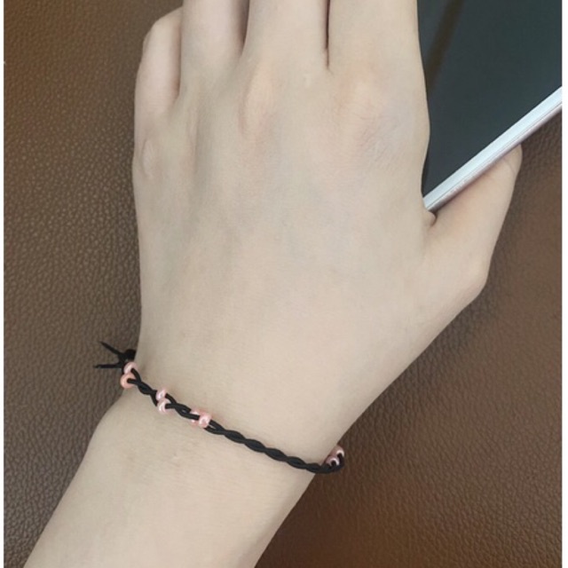 Vòng tay đan dây đính hạt cườm hồng hoa đào