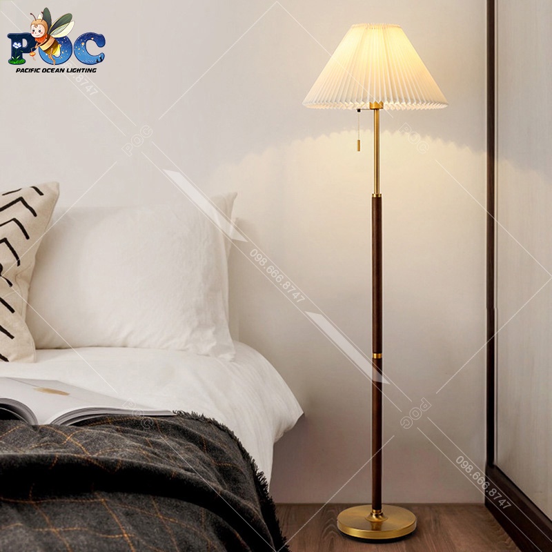Đèn Cây Trang Trí Phòng Ngủ Thân Gỗ Đế Hợp Kim Mạ Vàng Đèn Đứng Phòng Khách Chao Xếp Ly Quý Phái Sang Trọng POC MB8090