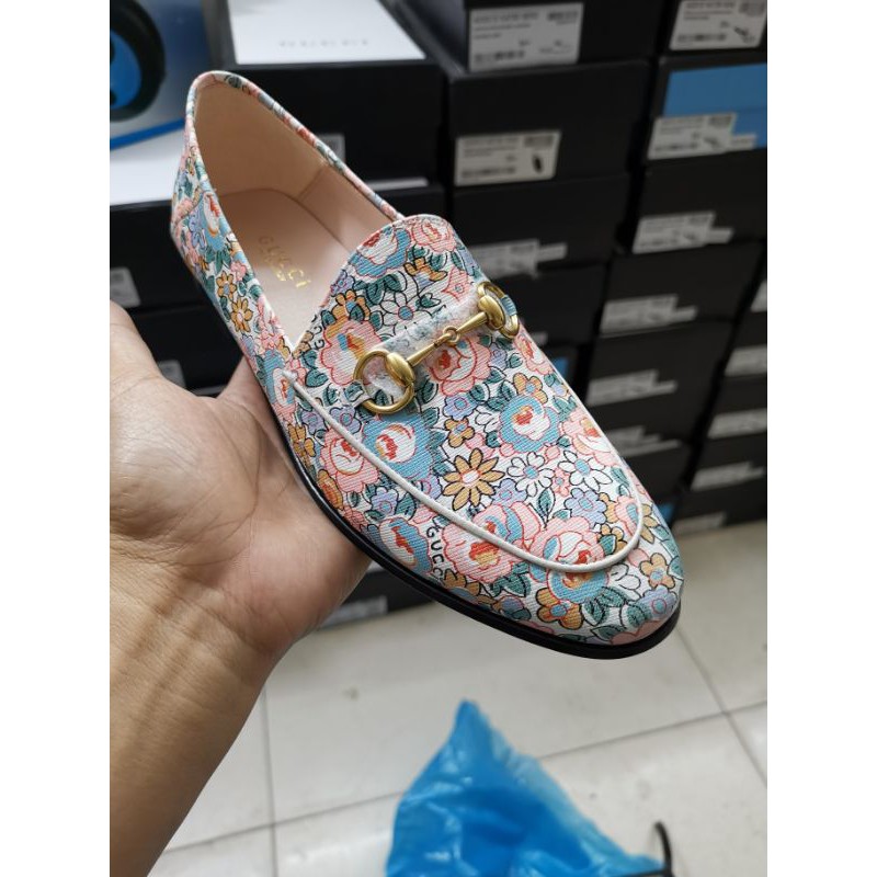 giày loafer nữ da thật mũi tròn in hoa quai xích ngang Gucci GC