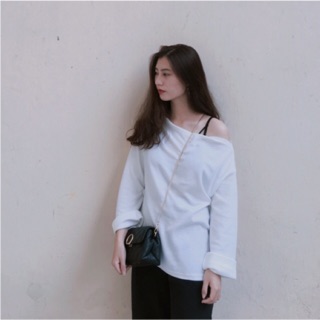 Áo len lệch vai 