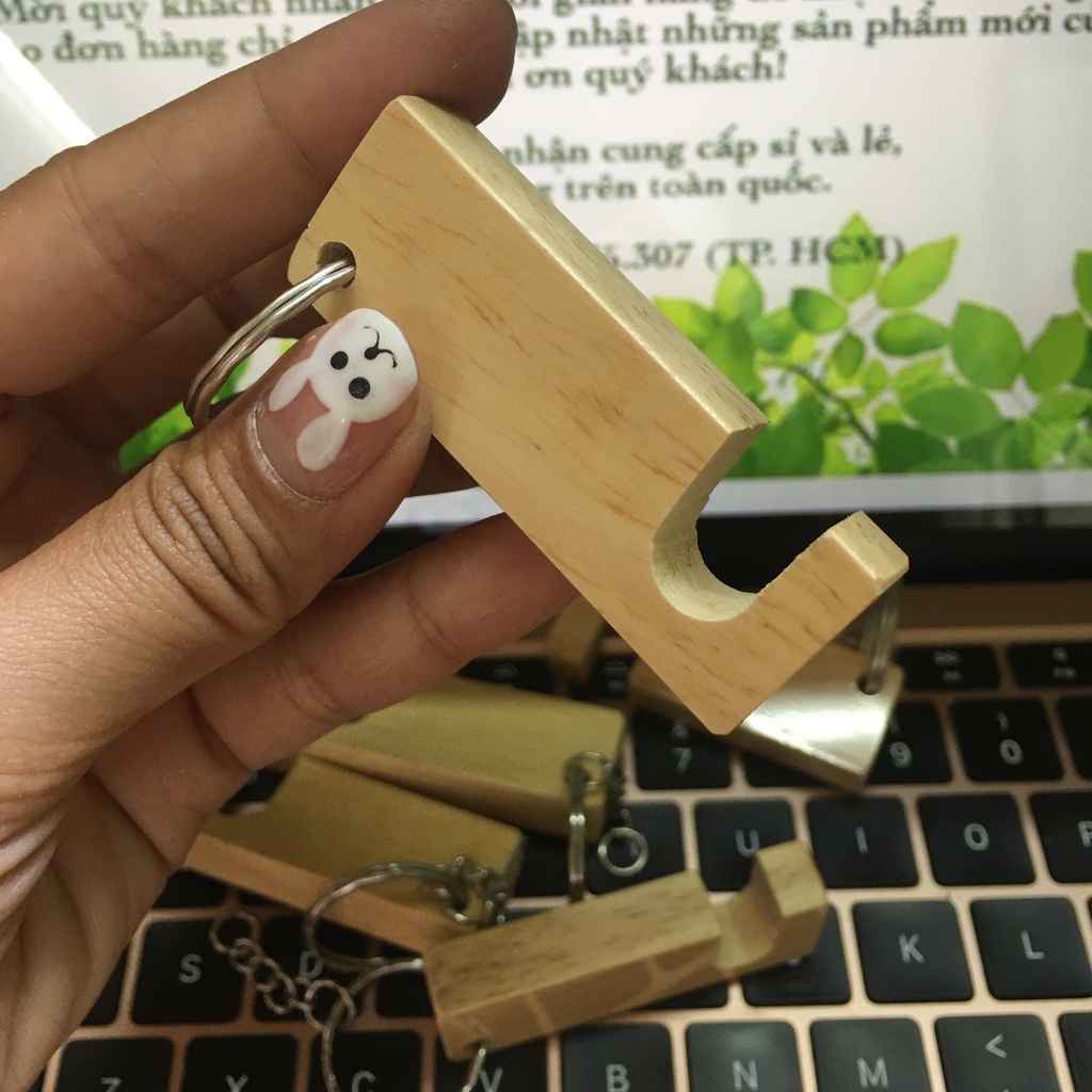 Móc khóa kiêm giá đỡ điện thoại bằng gỗ