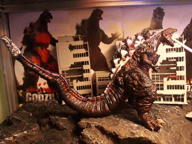 Mô hình đồ chơi quái vật khủng long Shin Godzilla NECA 2016 dạng phung tia laser.