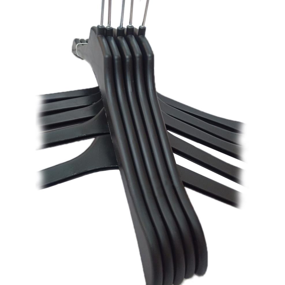 1 Móc nhựa treo quần áo nhựa đen vai dẹt 40cm