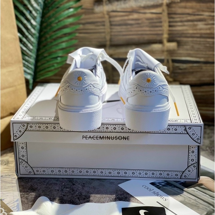 Giày thể thao đen trắng hot trend 2022 cực kì cá tính, lên chân cực đẹp.