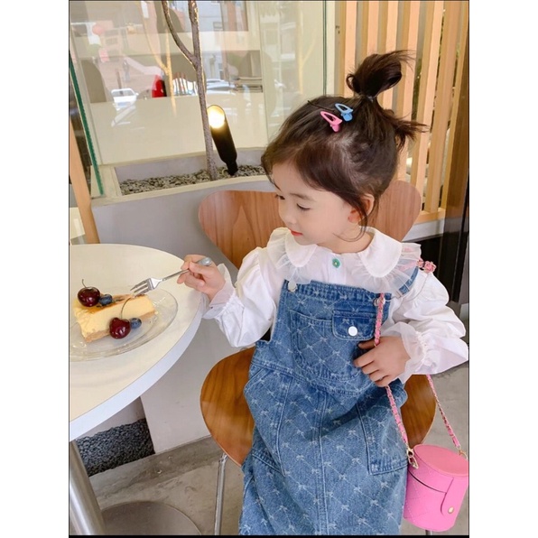 Váy cho bé gái, set yếm váy jean vân trần trám kèm áo sơ mi trắng cổ bèo xịn xò cho bé