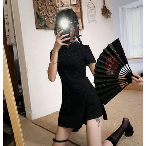 Váy sườn xám đen kết hợp short ngắn
