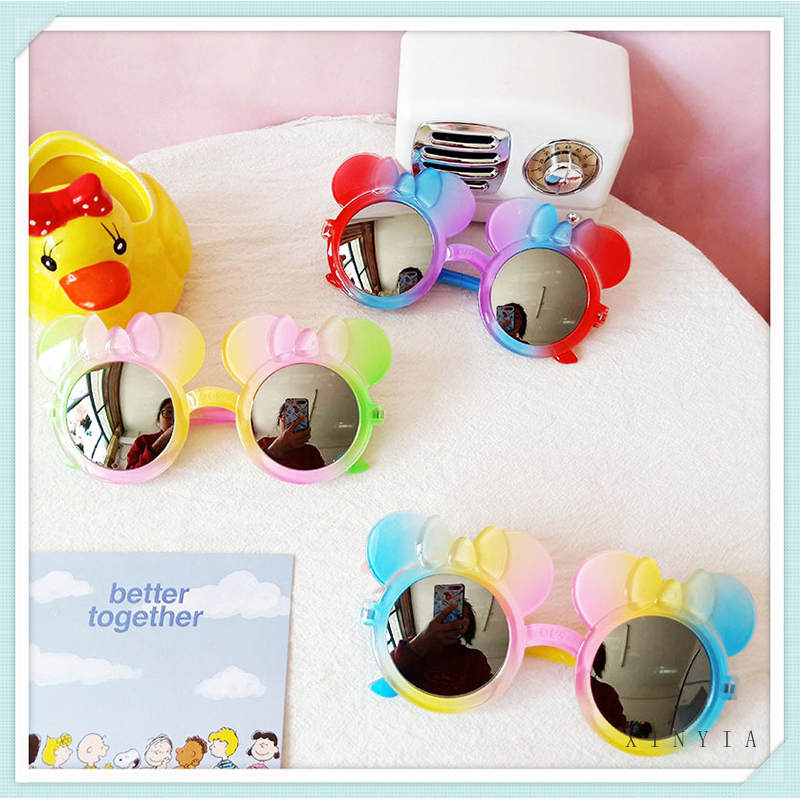 Mắt kính râm phong cách thời trang cho bé gái