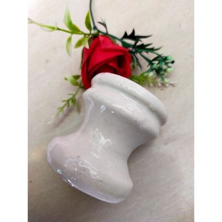 Sứ cách điện nhỏ .