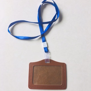 50 bộ - Thẻ đeo nhân viên bằng da, màu nâu + dây đeo bằng lụa xanh dương, kẹp bằng nhựa .