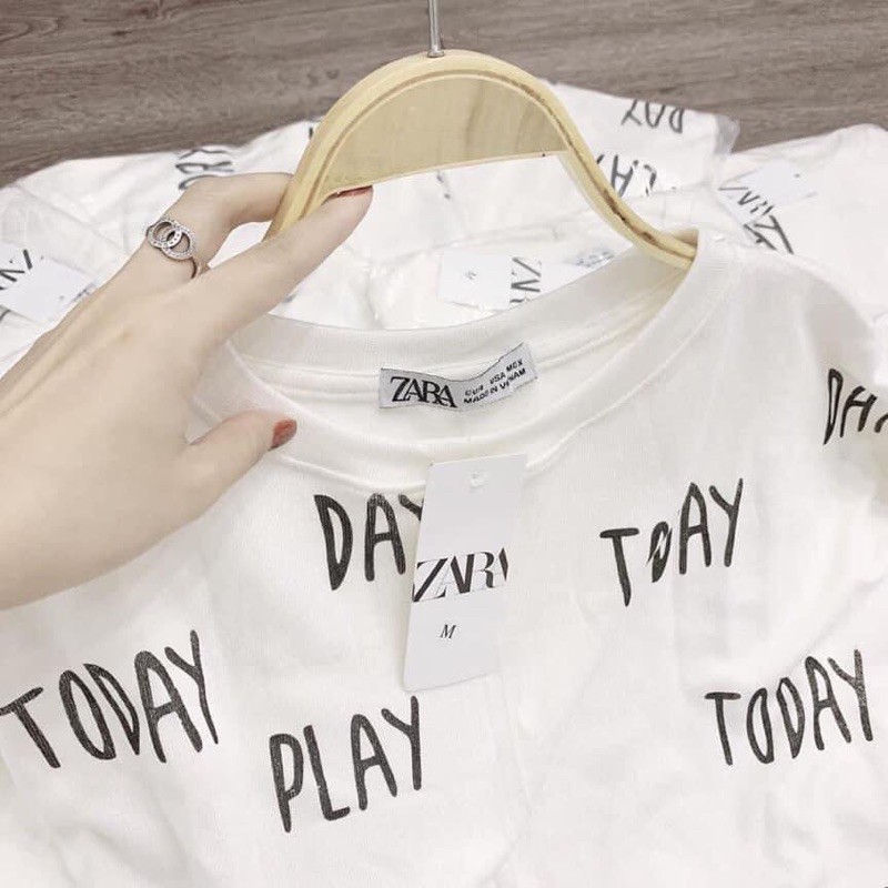 Áo trắng len giấy chữ đen