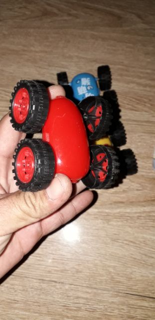 Một chiếc xe chạy chớn nhào lộn chạy 2 mặt bằng nhựa rất đẹp