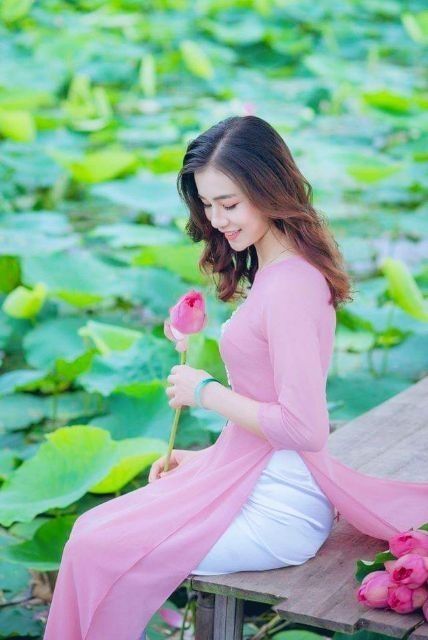 Áo dài màu hồng phấn may sẵn cổ tròn lua thái đẹp