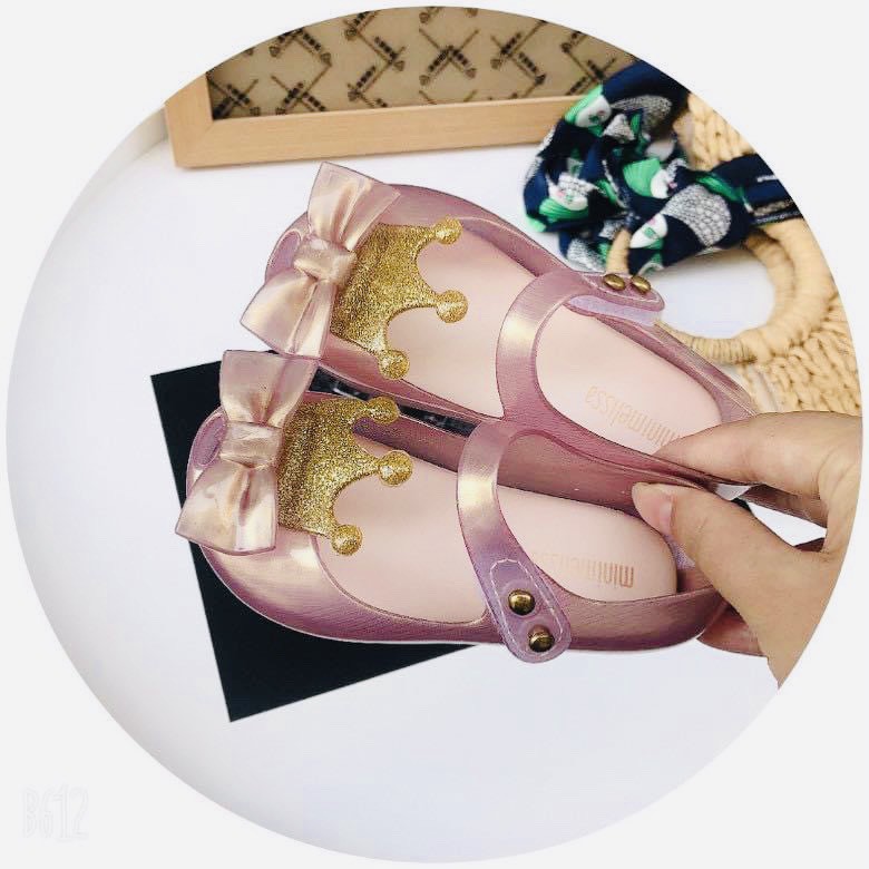 Giày nhựa vương miện Mel êm chân cho bé gái