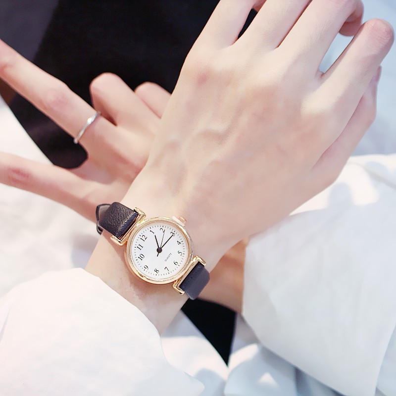 Đồng hồ thời trang nữ Huans dây màu trắng.