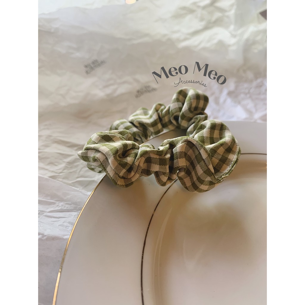 Buộc tóc scrunchie vải kẻ caro sắc màu cho nàng năng động