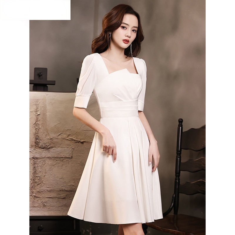 Đầm trắng ôm eo cao lệch tà thời trang mùa thu 2021