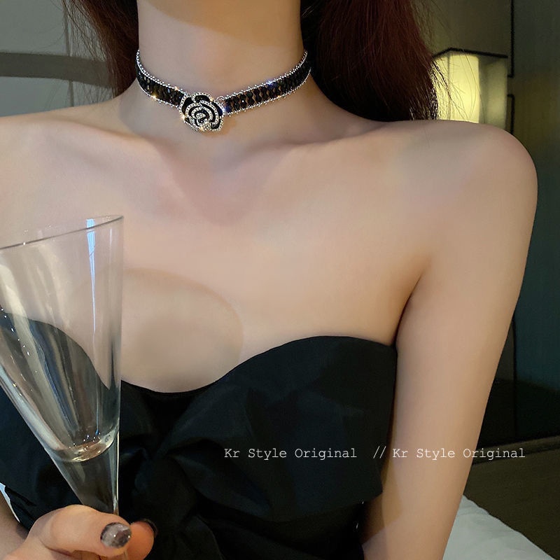Dây Chuyền Pha Lê Đen Phối Mặt Hoa Trà Phong Cách Mới Sang Trọng Cho Nữ