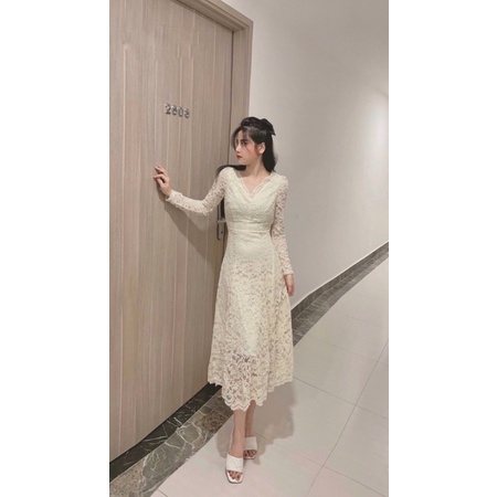 Váy ren cổ tim xoè