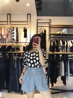 Áo chấm bi cổ vuông