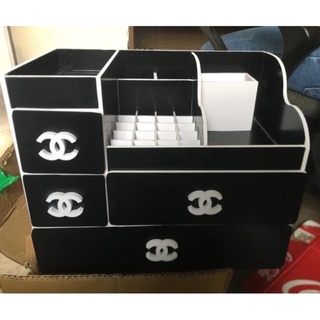 Kệ mỹ phẩm Plus màu đen núm chanel