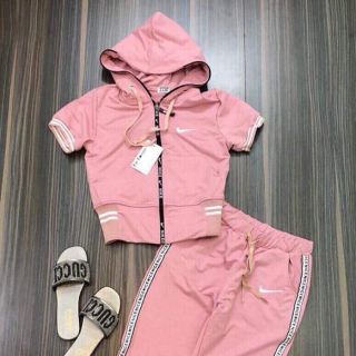 Set 4 sản phẩm gồm 2 bộ thể thao hồng size 30kg và 2 quần jean size 30kg. Bợ thể thao vải thin cotton 4c co giản........