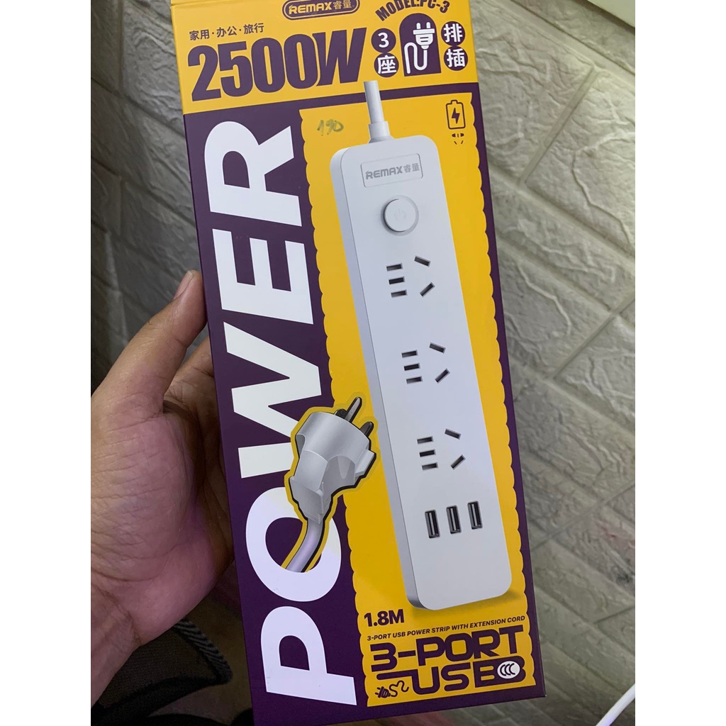 Ổ cắm điện thông minh Remax PC-3 hỗ trợ 3 cổng sạc USB và 3 phích cắm - công suất tải đến 2500W