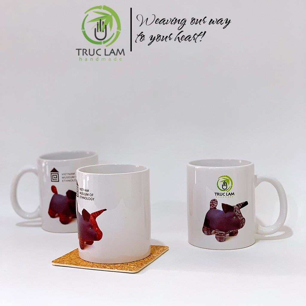 Cốc Uống Nước Có Quai Cầm Chất Liệu Sứ Bát Tràng In Hình Chú Heo Vải Thổ Cẩm - Trúc Lâm Handmade