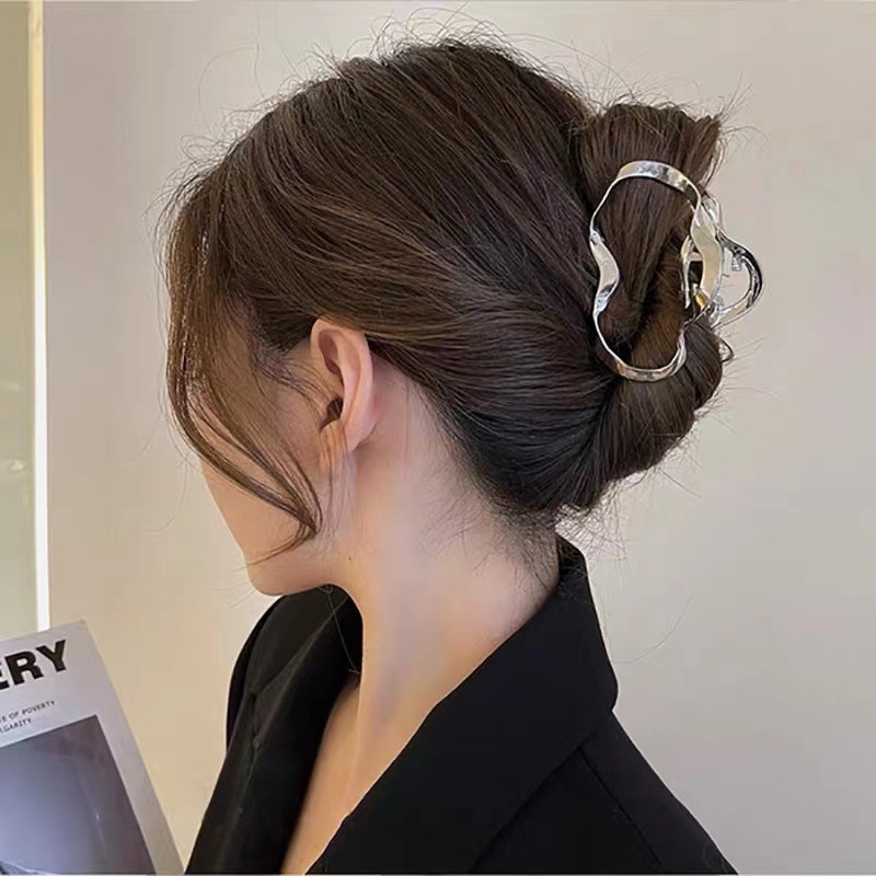 Kẹp càng cua cá mập kim loại hình tròn uốn lượn thời trang Tatitava