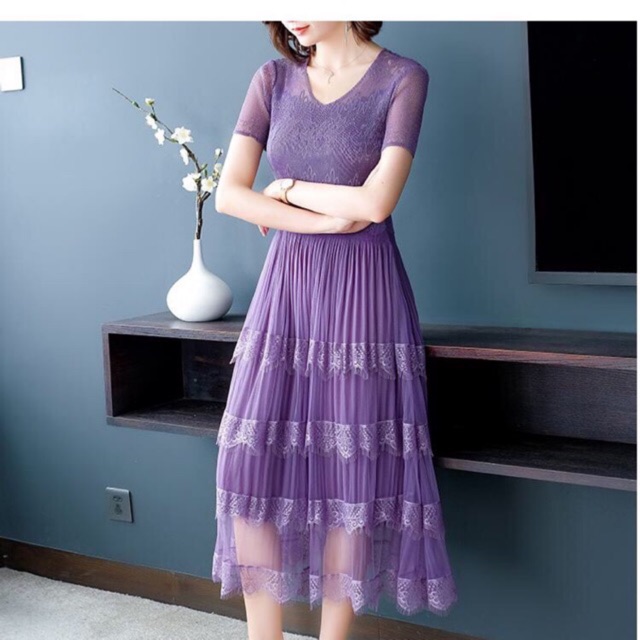 Đầm ren cổ V dập ly cao cấp