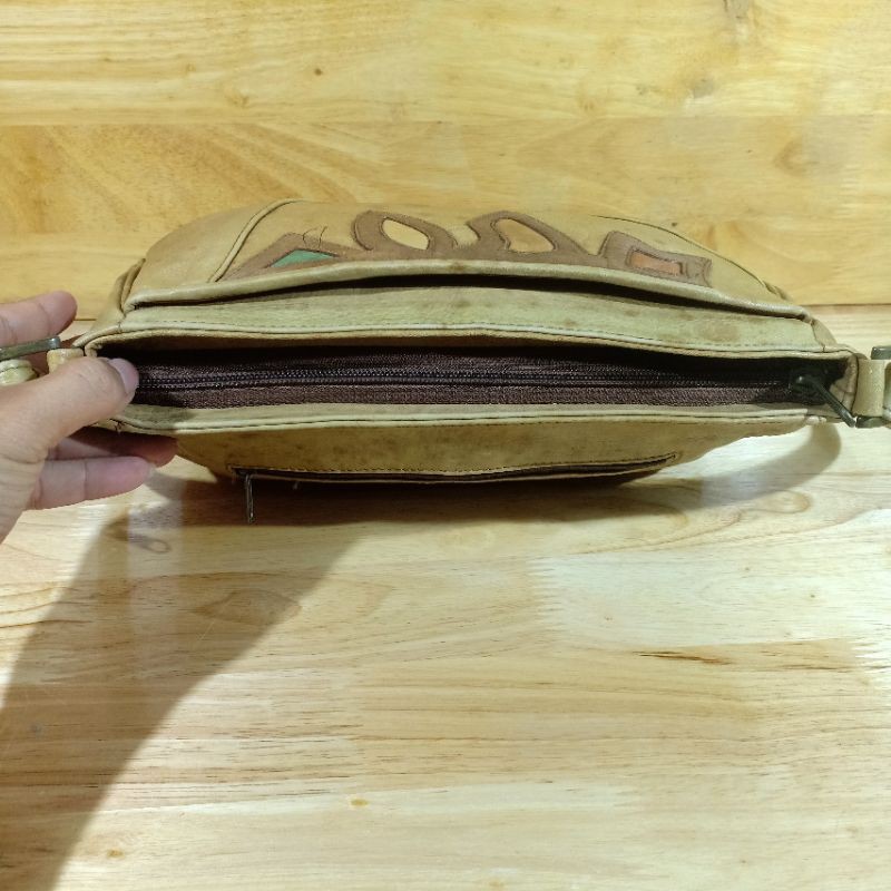 Túi đeo chéo da lạ secondhand  220807