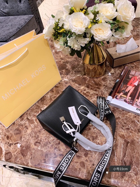 ✨Túi MK Michael Kors da thật check code size to + nhỏ