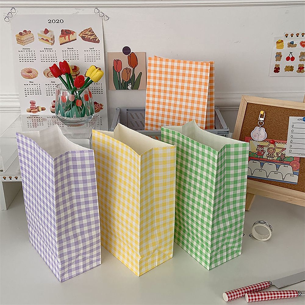 Túi giấy thủ công in họa tiết sọc caro nhiều màu xinh xắn