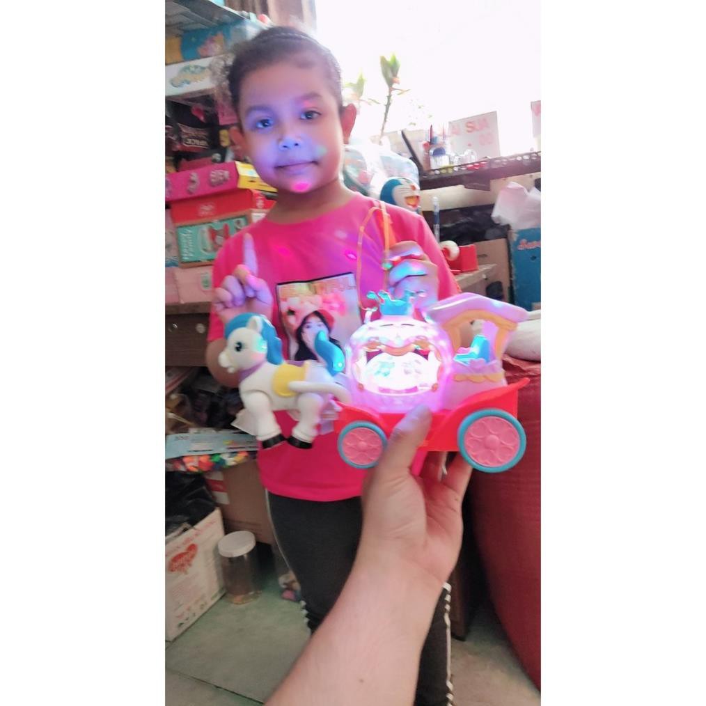 Đèn lồng ngựa trắng kéo xe