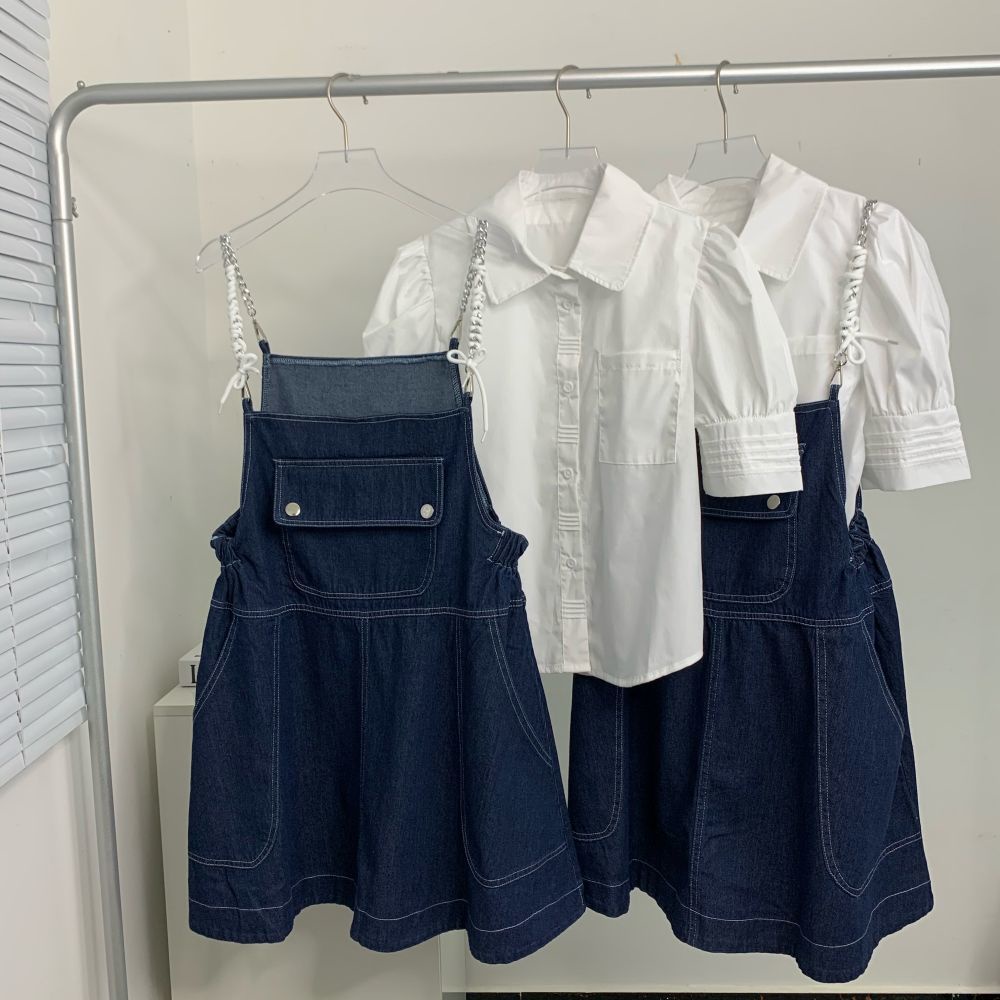 Cô Gái Váy Dây denim Phong Cách Phương Tây