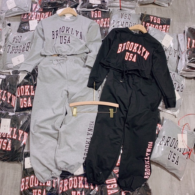 Bộ quần jogger bo gấu dài tay dáng croptop in chữ chất liệu da cá