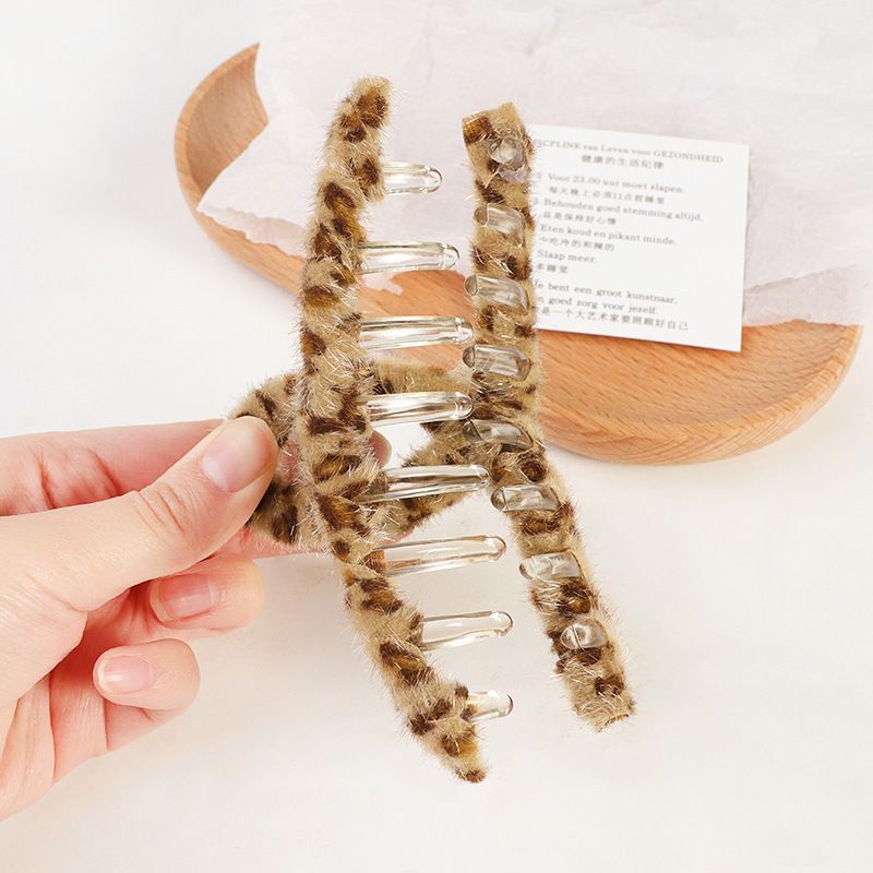 Kẹp tóc nhựa bắt chéo cuốn vải da beo cao cấp